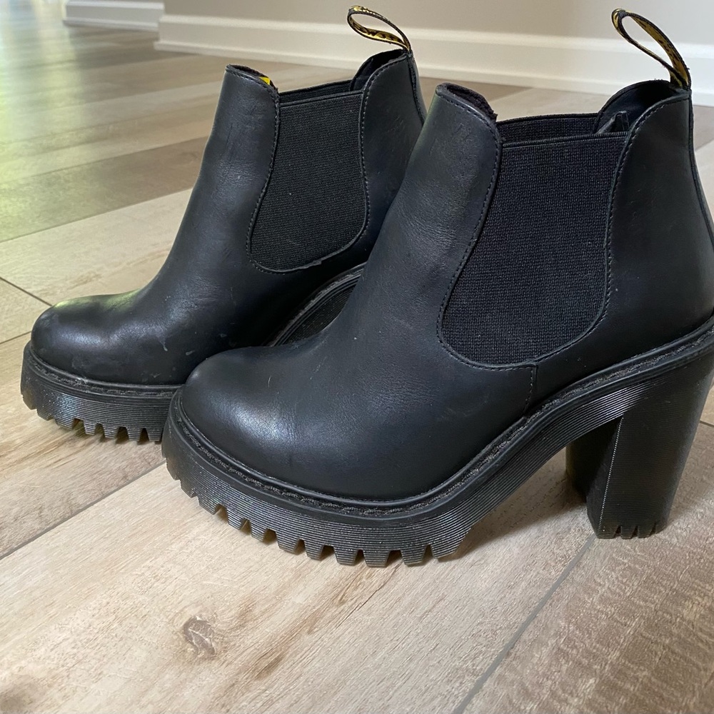 Dr. Martins heel Chelsea boots GUC